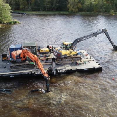 Excavator pontoons